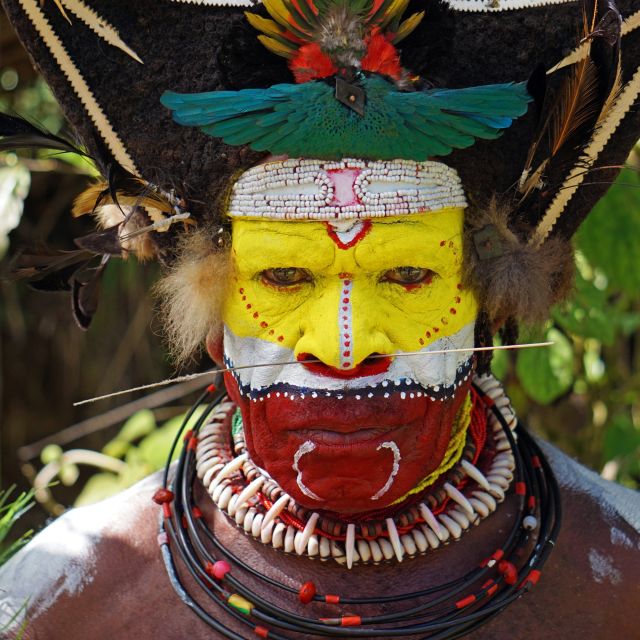 Ein Huli-Stammesmann in voller Bemalung