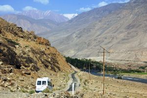 Der Pamir Highway führt entlang dem Grenzfluss Panj - hier zw. Khorog und Jamg.