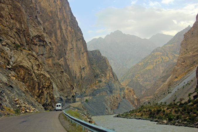 Entlang der tadschikisch-afghanischen Grenze nach Kalaikum. © Diamir