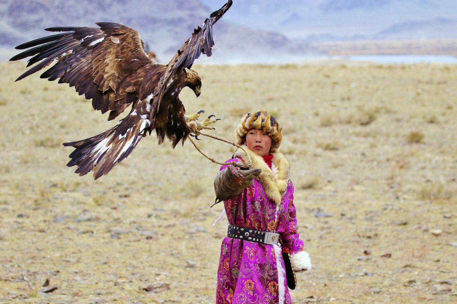 Mädchen mit ihrem Adler beim Festival