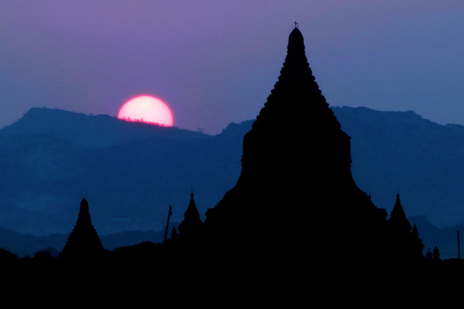 Stimmungsvoller Sonnenuntergang in Bagan