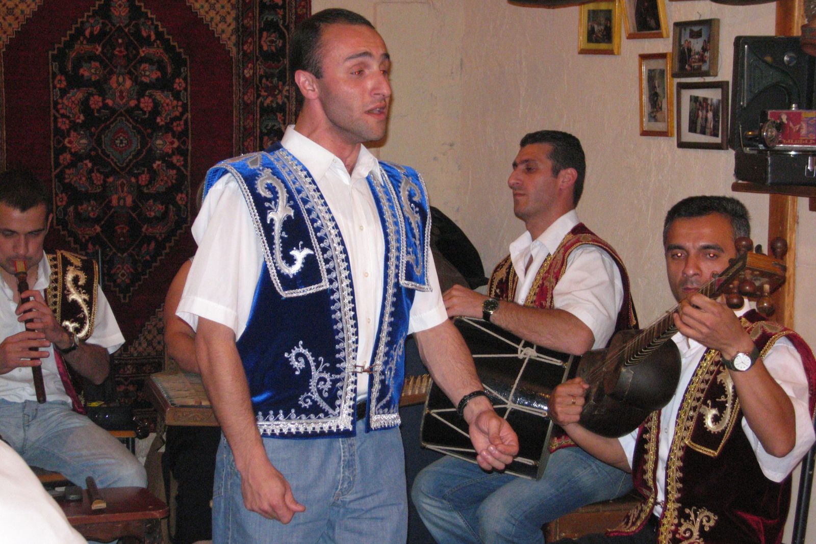 Armenische Männer beim Singen und Musizieren