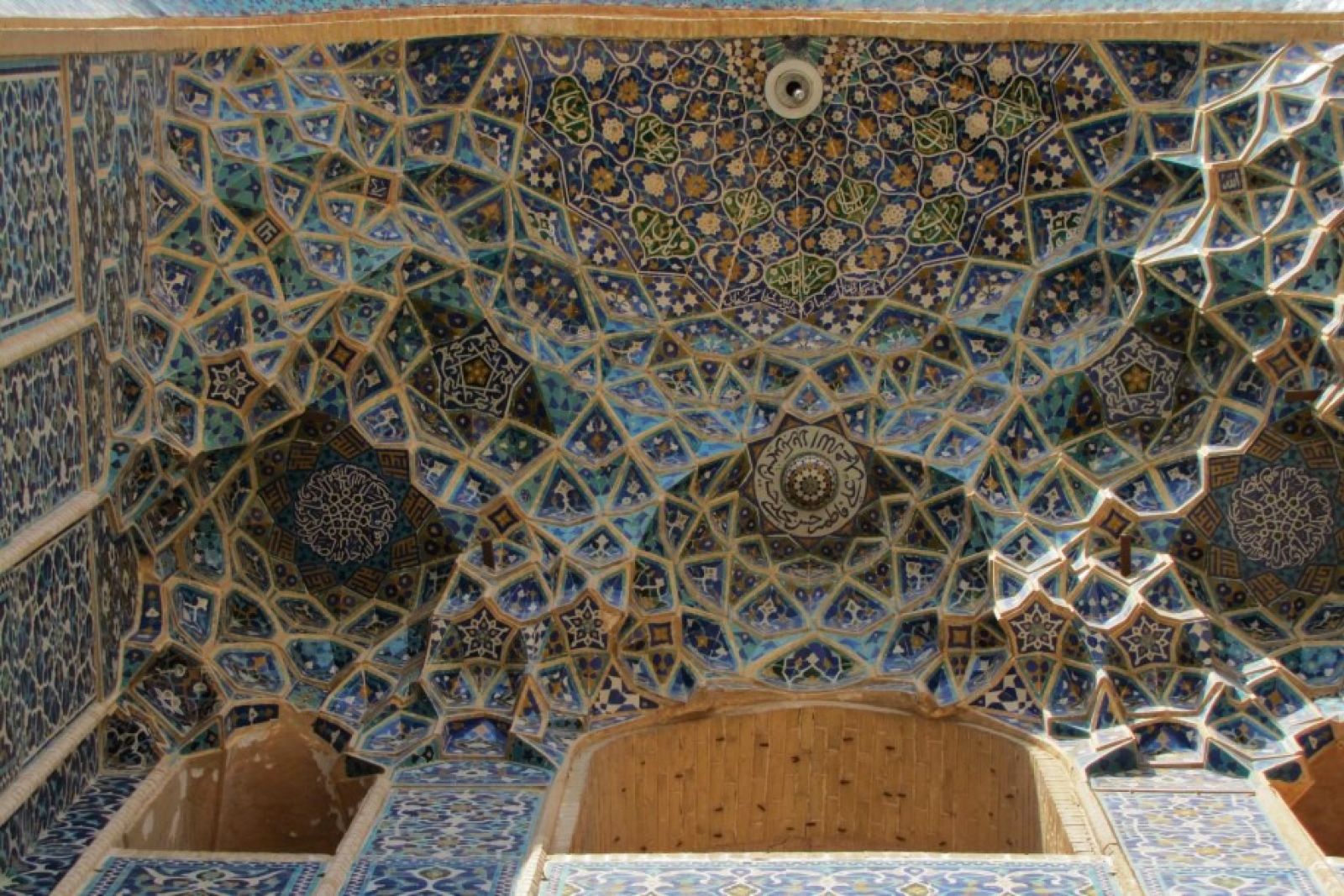 Yazd, Jame-Moschee: Muqarna über Portal