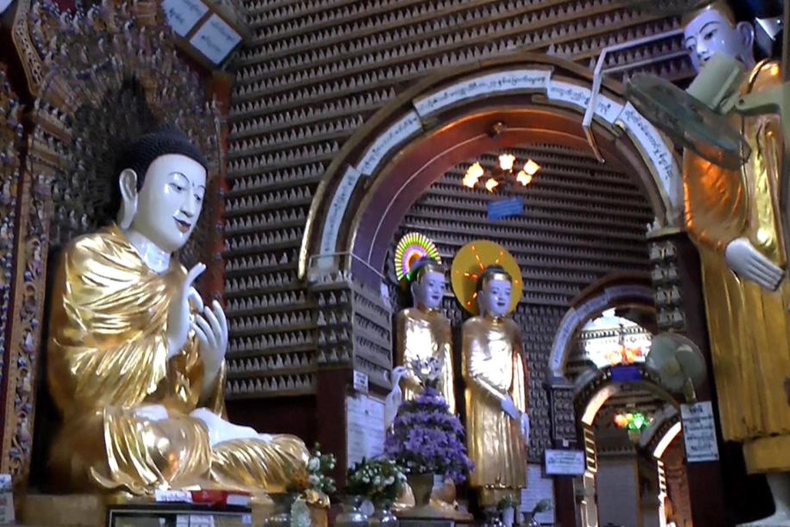 Than Boddhay Pagode mit unzähligen Buddha-Figuren
