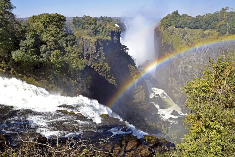 Victoriafälle: Über 16 Aussichtspunkte bietet der Rundwanderweg auf simbabwischer Seite. Der Sprühnebel am Devil’s Cataract garantiert immer einen bezaubernden Regenbogen.