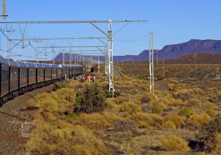 Rovos Rail. Fahrgäste steigen aus zum Marsch nach Matjiesfontein