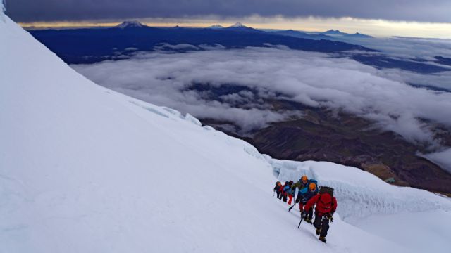 Aufstieg am Cayambe über den Gletscher. Am Horizont die Eisgipfel, Antisana, Chimborazo und Cotopaxi (v.l.).