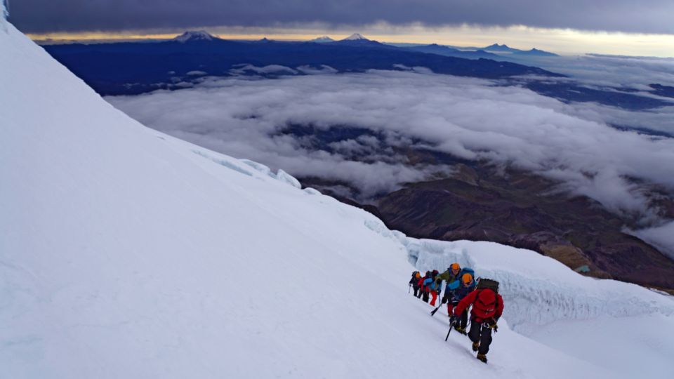 Aufstieg am Cayambe über den Gletscher. Am Horizont die Eisgipfel, Antisana, Chimborazo und Cotopaxi (v.l.).