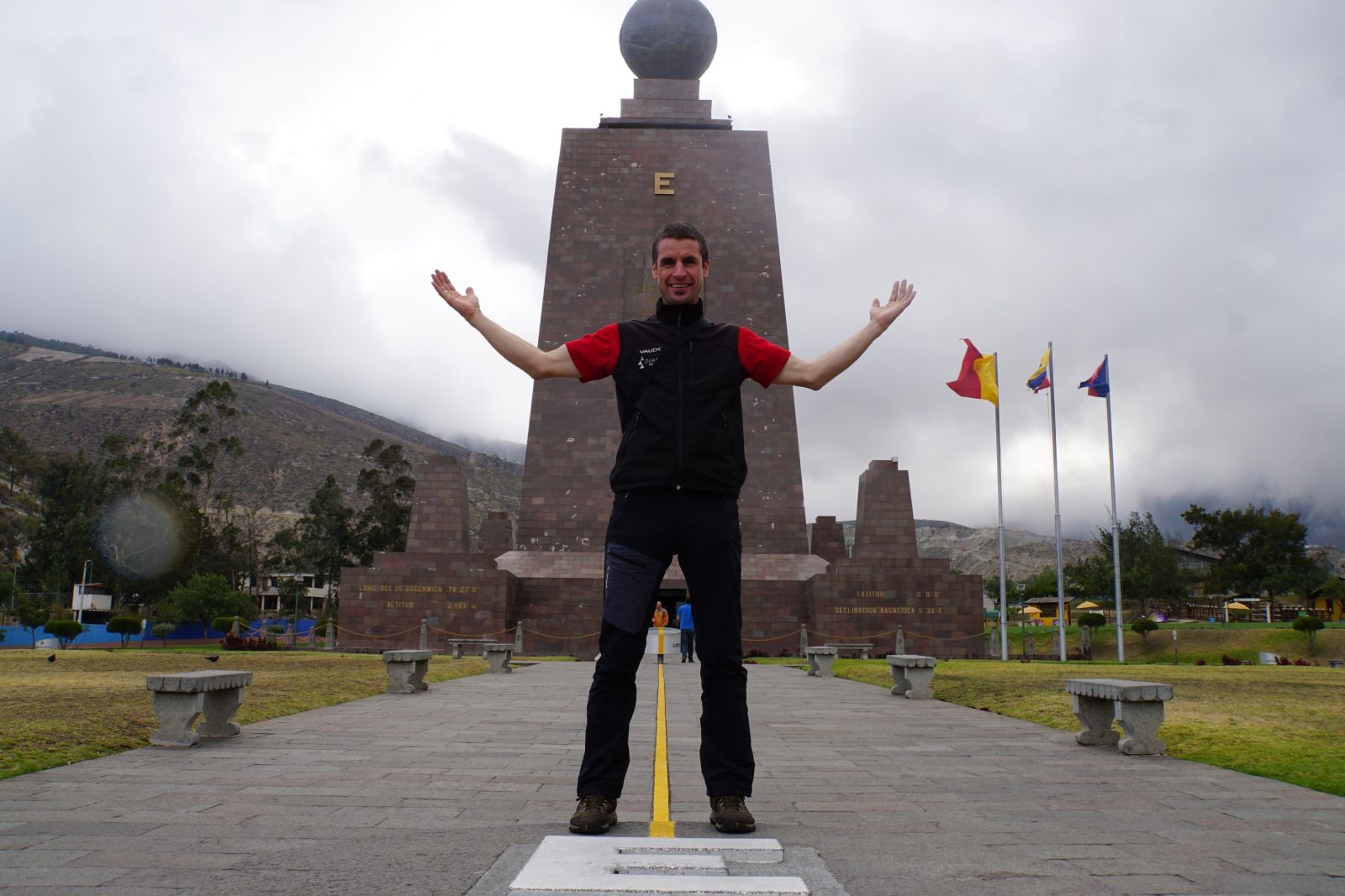 Am Äquatordenkmal „Mitad del Mundo“