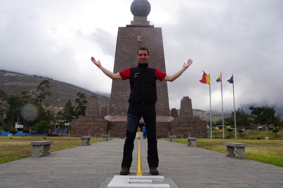 Am Äquatordenkmal "Mitad del Mundo"