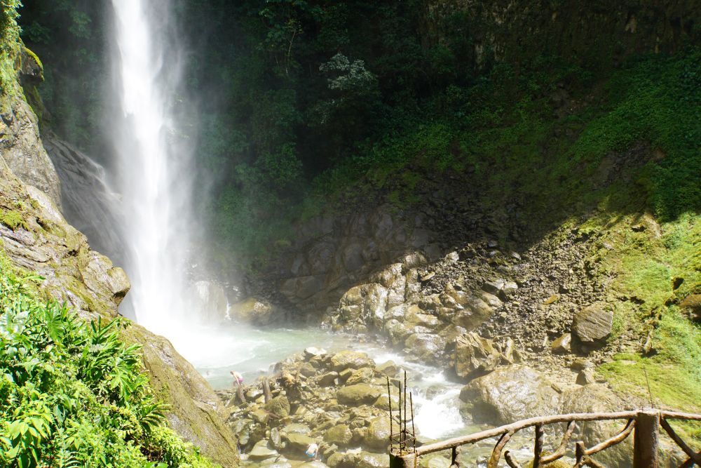 Baden unterm Wasserfall im Tal des Rio Pastaza