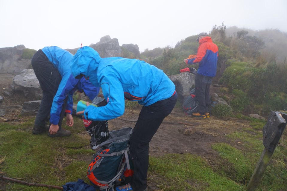 Regen am Imbabura. Gute Regenbekleidung ist beim Bergsteigen in Ecuador Pflicht!