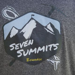 Berg-„Urlaubs“-Maximalziel auf dem Rücken von schickem T-Shirt