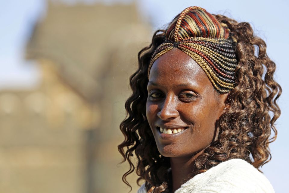 Frau vor Palast in Gondar