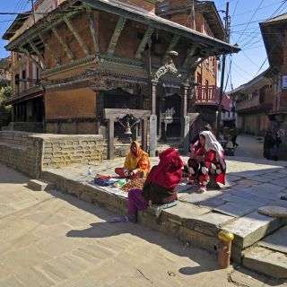 Händlerinnen vorm Bindhebasini Tempel, Bandipur