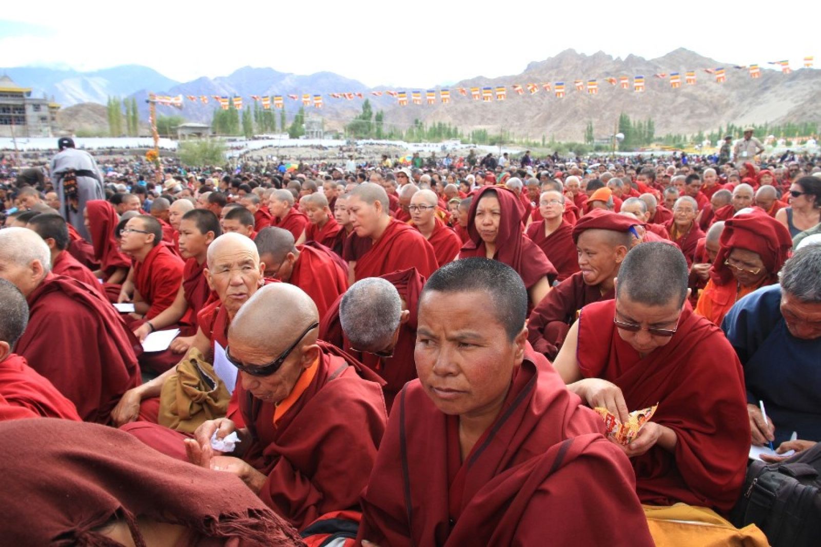 Audienz beim Dalai Lama zusammen mit Hunderten Mönchen