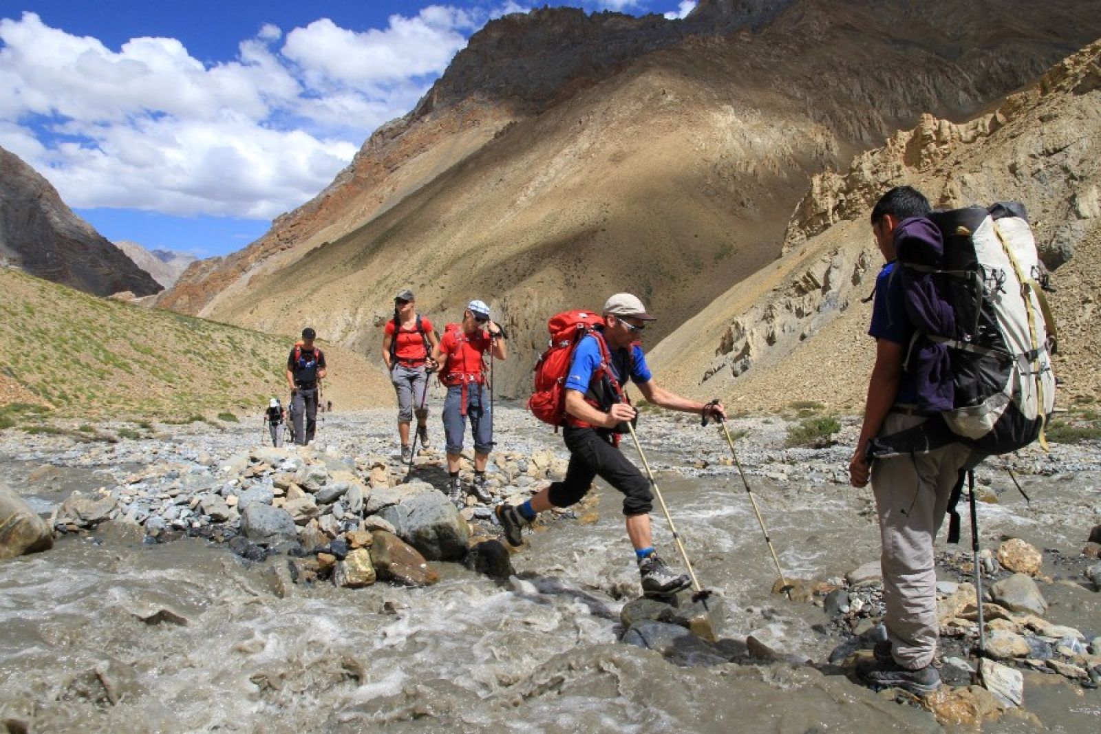 Flussdurchquerung beim Trekking in Ladakh
