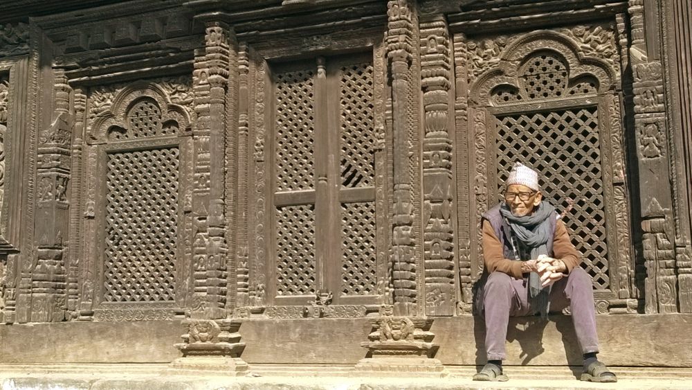 Mann vor einem Tempel in Bhaktapur