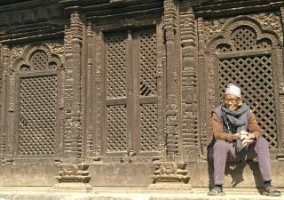 Mann vor einem Tempel in Bhaktapur