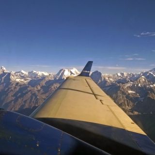 Panoramaflug entlang des Himalaya
