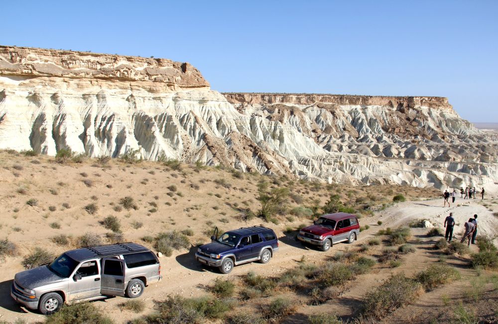 Jeeps vor den bunten Sandsteinformationen Yangisuw