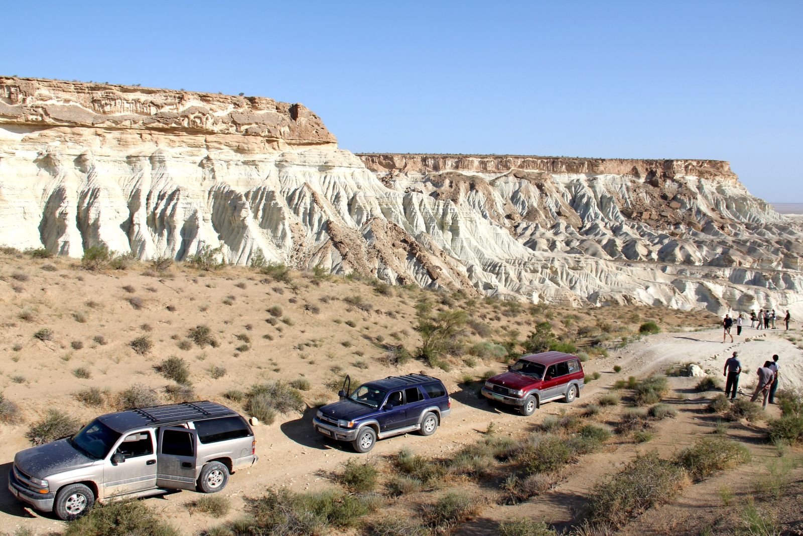 Jeeps vor den bunten Sandsteinformationen Yangisuw