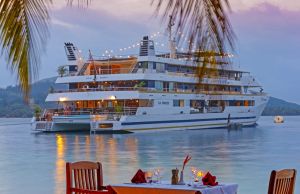 Romantisches Dinner am Strand mit der MV Fiji Princess
