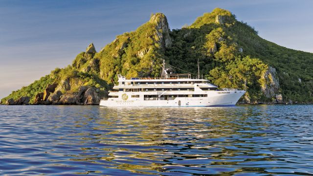 Die MV Fiji Princess kreuzt in den Yasavas