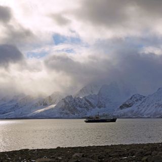 Die Plancius vor Anker in Spitzbergen