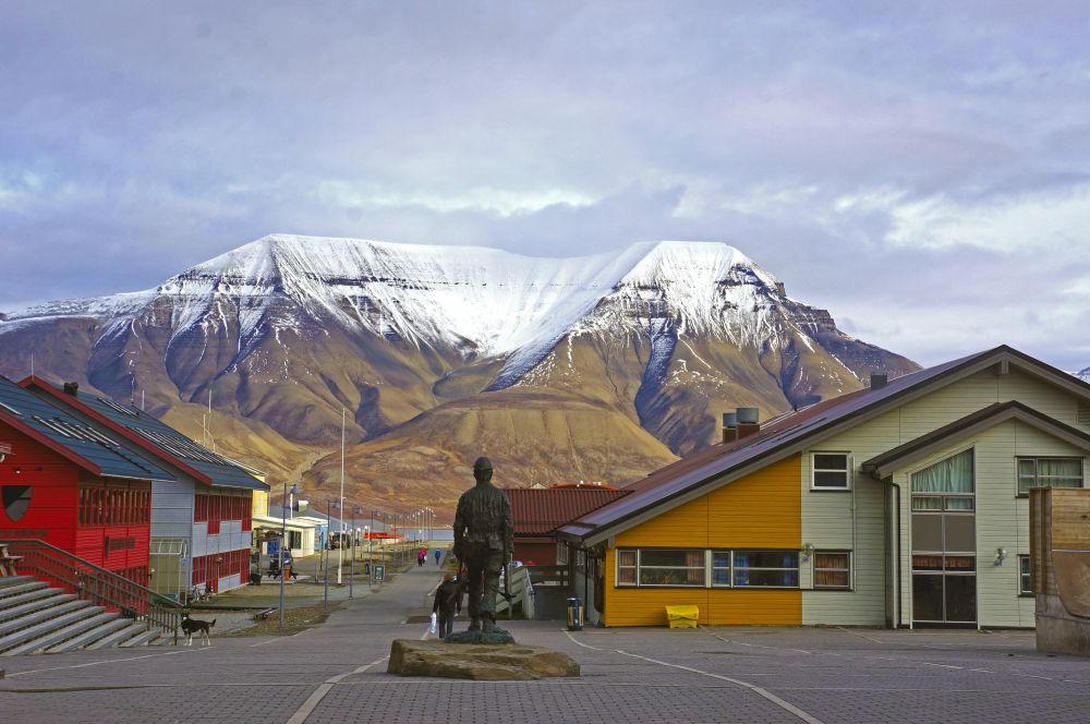 Blick auf Longyearbyen und den Hausberg