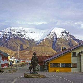 Blick auf Longyearbyen und den Hausberg
