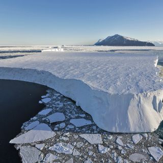 Einer der gigantischen Tafeleisberge am Antarktischen Kontinent
