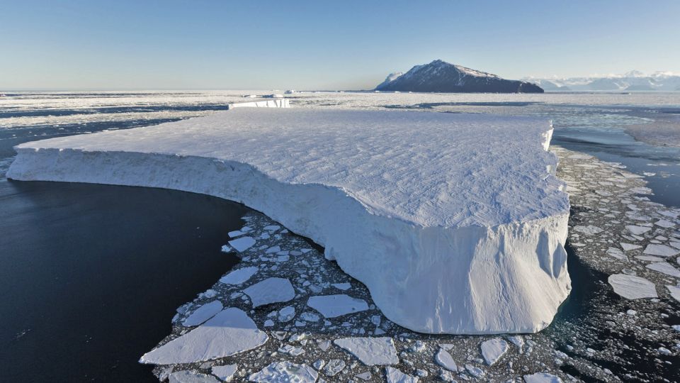 Einer der gigantischen Tafeleisberge am Antarktischen Kontinent