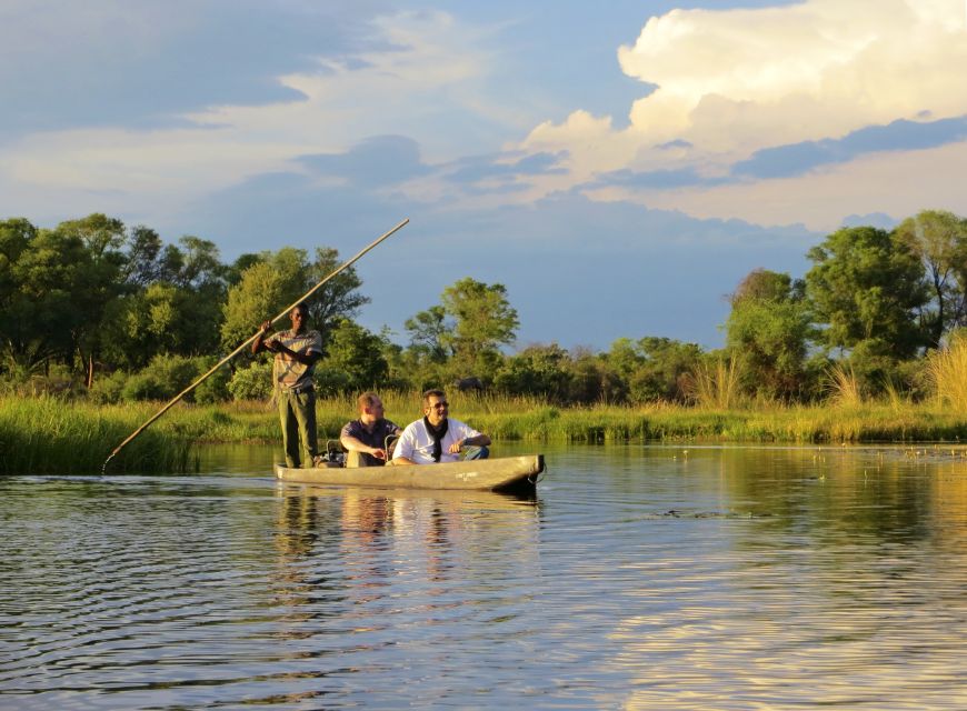 Unterwegs im Mokoro im Okavango Delta