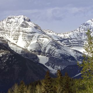 Berggipfel über den Häusern von Banff