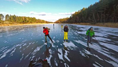 Schlittschuhlaufen auf einem schwedischen Fluss