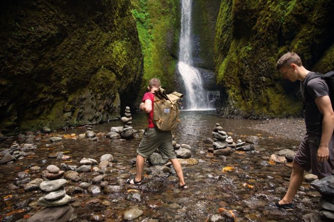 Wanderer an einem Wasserfall in der Columbia River Gorge in Oregon