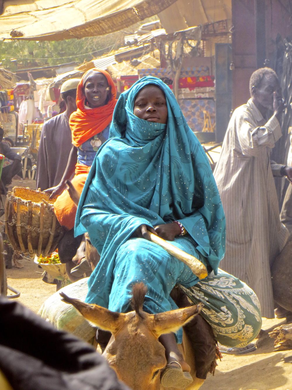 Frau auf Esel zum Markttag