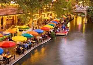 Riverwalk in der Abenddämmerung in San Antonio, Texas