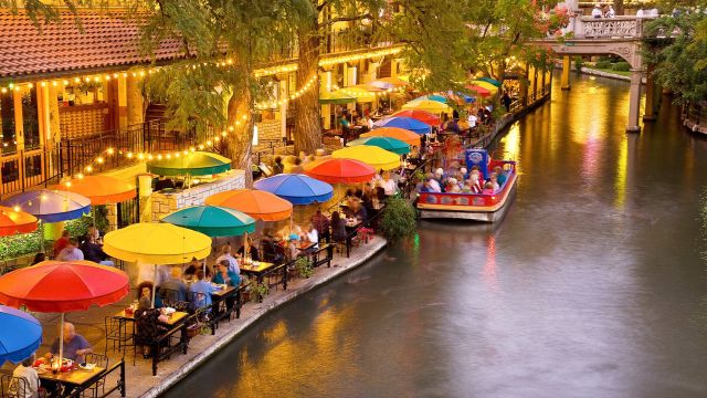 Riverwalk in der Abenddämmerung in San Antonio, Texas