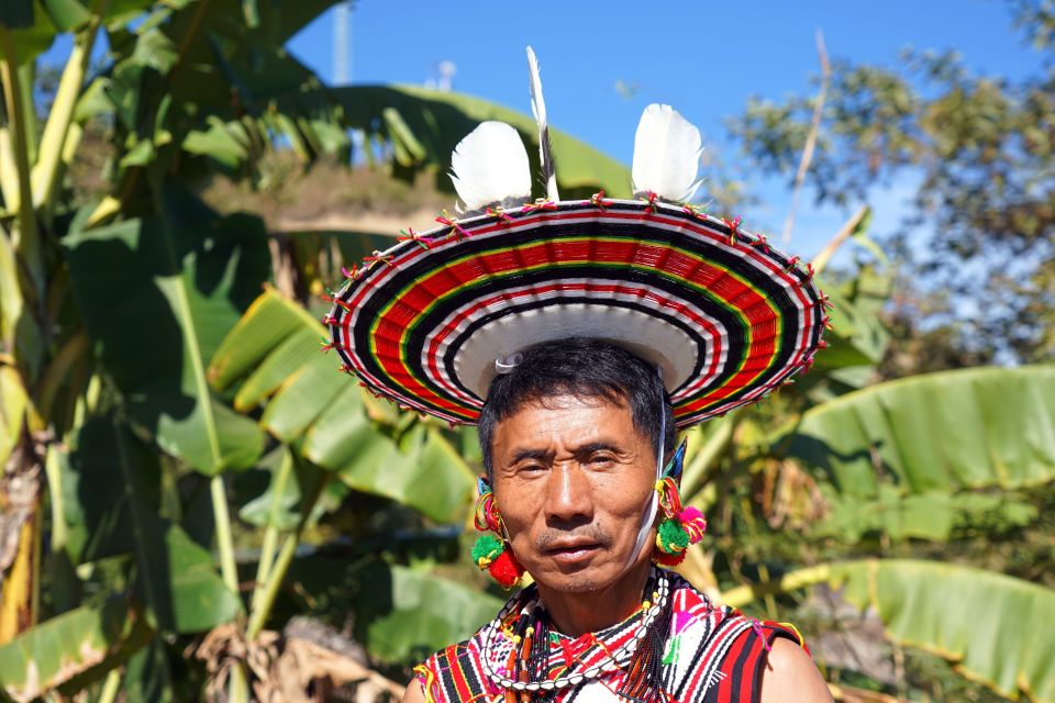 Stammesvater der Angami Naga auf dem Hornbill Festival in Nordostindien