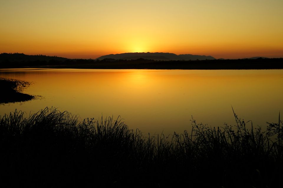 Sonnenuntergang am See im Kaziranga-Nationalpark