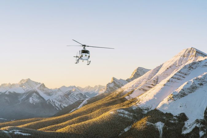 Helikopter auf dem Weg in die Berge © Diamir