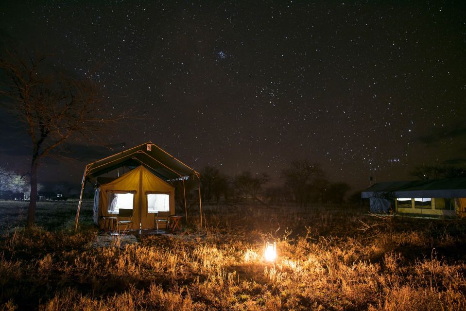 Serengeti View Camp im Laternenlicht
