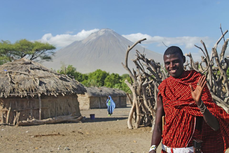 Massai vor der Kulisse des Ol Doinyo Lengai