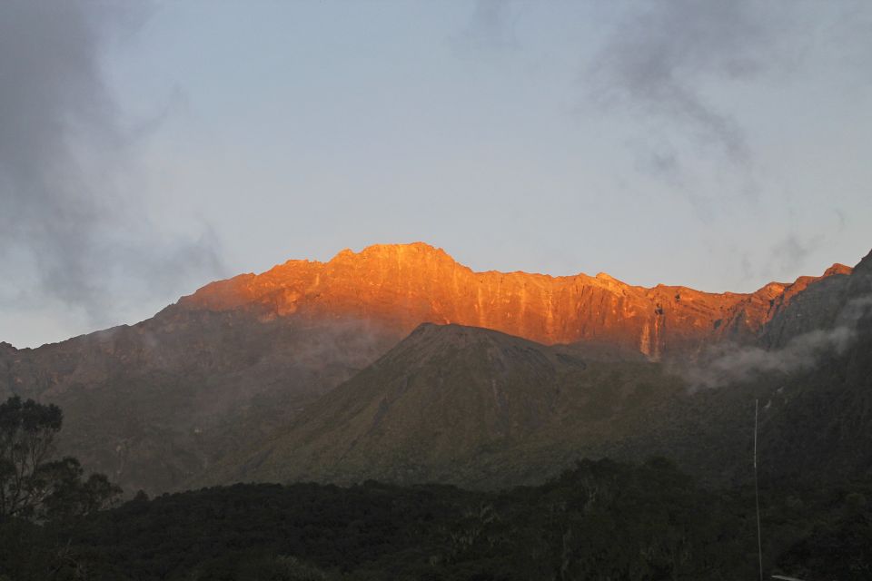 Die Sonne geht auf am Mount Meru