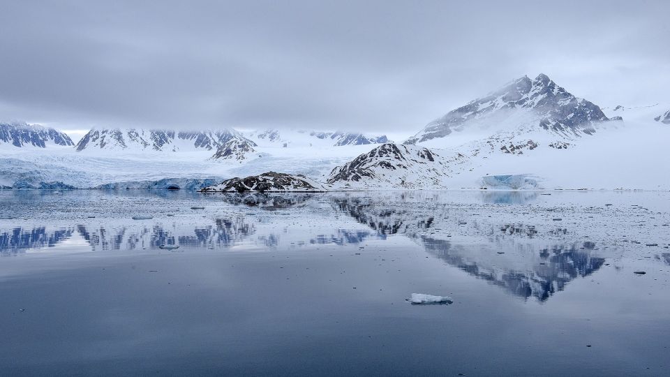 Arktische Stille: Spiegelung an der Gletscherfront