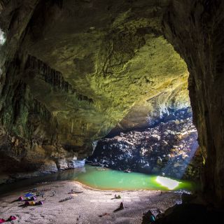 Hang En-Höhle – Mystischer Lichteinfall aufs Zeltlager
