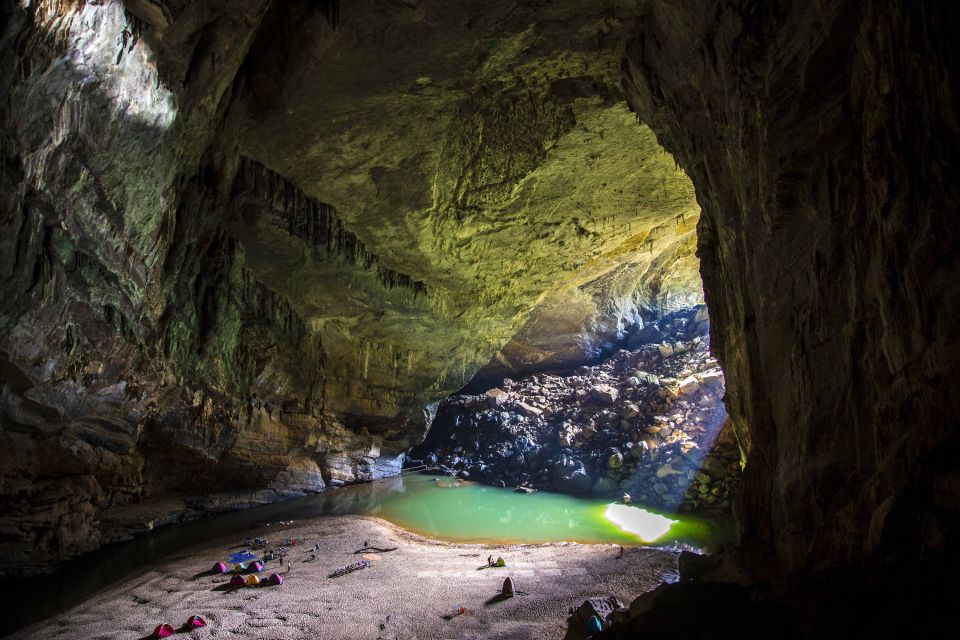 Hang En-Höhle – Mystischer Lichteinfall aufs Zeltlager