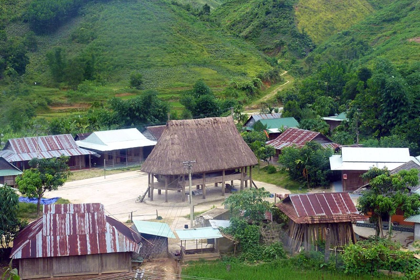 Dorf der Katu in den Bergen Zentralvietnams